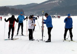 Několik tisíc fandů lyžování zavítalo o víkendu na brněnskou přehradu.