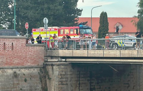 Tragédie v Jaroměři: Polák skočil z mostu a už se nevynořil