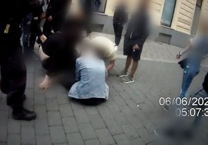 Trojice útočníka krvavě zranila nad ránem v Brně muže (25). Pod událost se podepsala přemíra alkoholu.