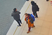 Neznáte je? Policie hledá gaunery, v Brně zbili mladíka do bezvědomí