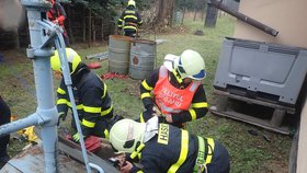 Senior při opravě studny spadl dovnitř: Z 10metrové hloubky ho zachránili hasiči!