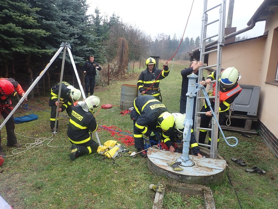 Senior při opravě studny spadl dovnitř: Z 10metrové hloubky ho zachránili hasiči!