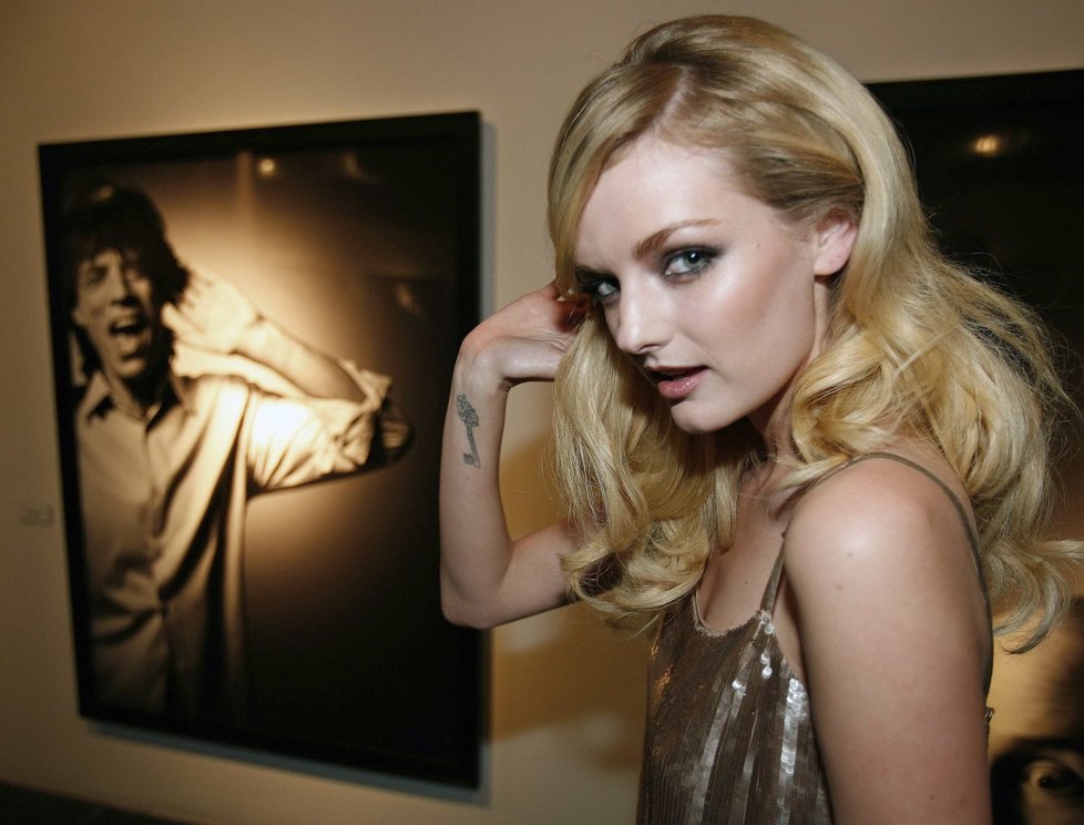 Herečka Lydia Hearst u portrétu zpěváka Micka Jaggera na výstavě v New Yorku.