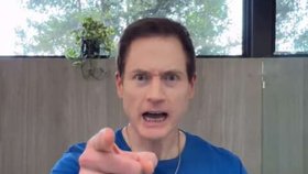 Asi nejvýraznější osobností v boji proti stárnutí je miliardář Bryan Johnson.