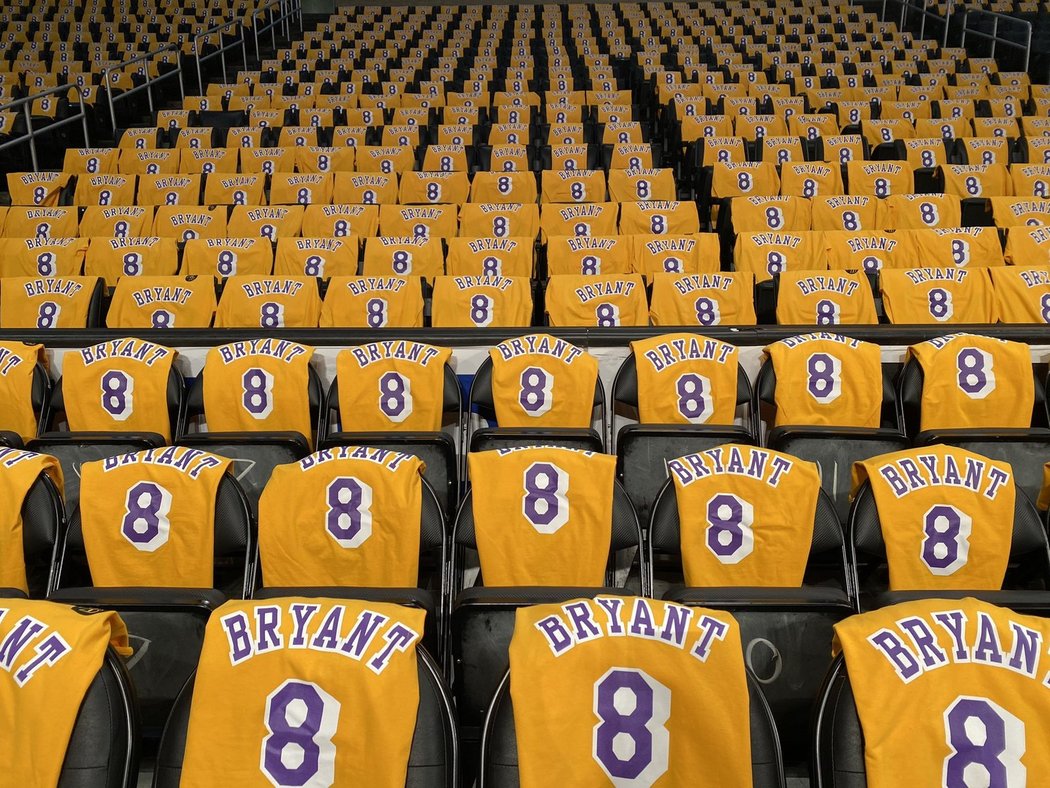 Lakers pompézně uctili památku legendy Kobeho Bryanta