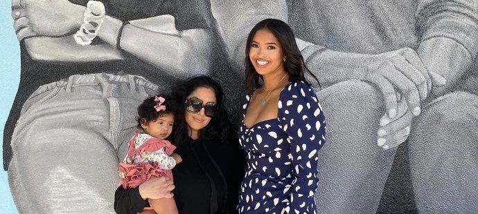 Vanessa Bryantová s dcerami před vyobrazením Kobeho a Gigi