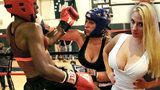 Kozatá bojovnice MMA: Pomoc, mám moc těžká prsa
