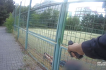 Policisté načapali zloděje katalyzátorů na školním hřišti v Praze 14. (21. srpen 2023)