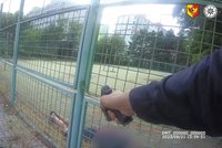S lupem a v pantoflích se ukryl na školním hřišti. Dopadení zloděje (47) zabralo policistům jen pár minut