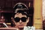 Film Snídaně u Tiffanyho proslavil nejenom Audrey Hepburn, ale i brýle typu wayfarer.