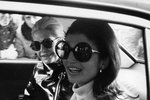 Jackie Kennedy se za černá skla schovávala často. V šedesátých letech nosila kulaté obroučky, stejně jako Naďa Urbánková, Janis Joplin i John Lennon.