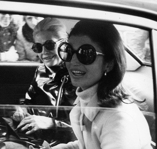 Jackie Kennedyová se za černá skla schovávala často. V šedesátých letech nosila kulaté obroučky, stejně jako Naďa Urbánková, Janis Joplin i John Lennon.