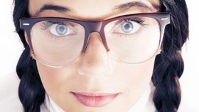 Kdo trpí nemoci očí, může si vybrat mezi brýlemi, čočkami či operací.