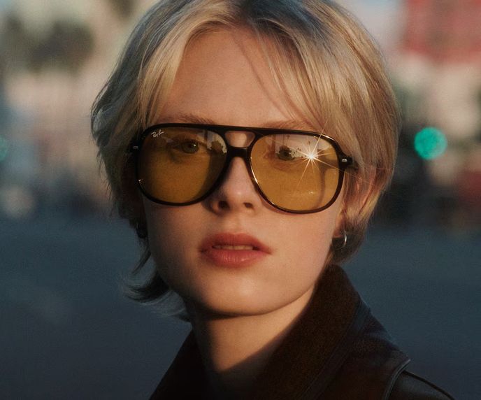 Za zrodem pilotek stojí značka Ray-Ban, není tedy divu, že i v jejich kolekci najdete obří acetátové obroučky s poloprůhlednými skly. Za zrodem pilotek stojí značka Ray-Ban, není tedy divu, že i v jejich kolekci najdete obří acetátové obroučky s poloprůhlednými skly.