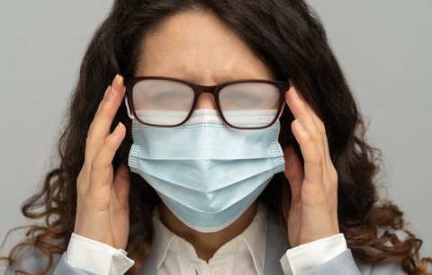 Používáte při nošení respirátoru sprej proti zamlžování brýlí? Experti: Může být jedovatý