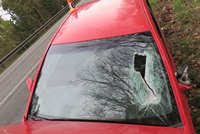 Z kamionu u Mohlenice ulétly úlomky brzdy a vlétly do protijedoucího auta: Řidičku zranily a způsobily nehodu