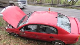 Z kamionu u Mohlenice ulétly úlomky brzdy a vlétly do protijedoucího auta: Řidičku zranily a způsobily nehodu.