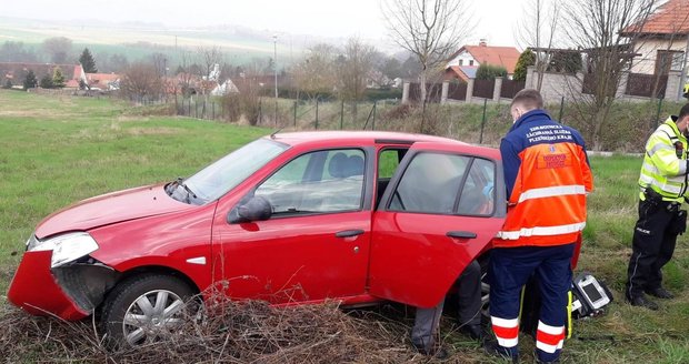 Senior si při řízení v Plzni popletl brzdu s plynem.