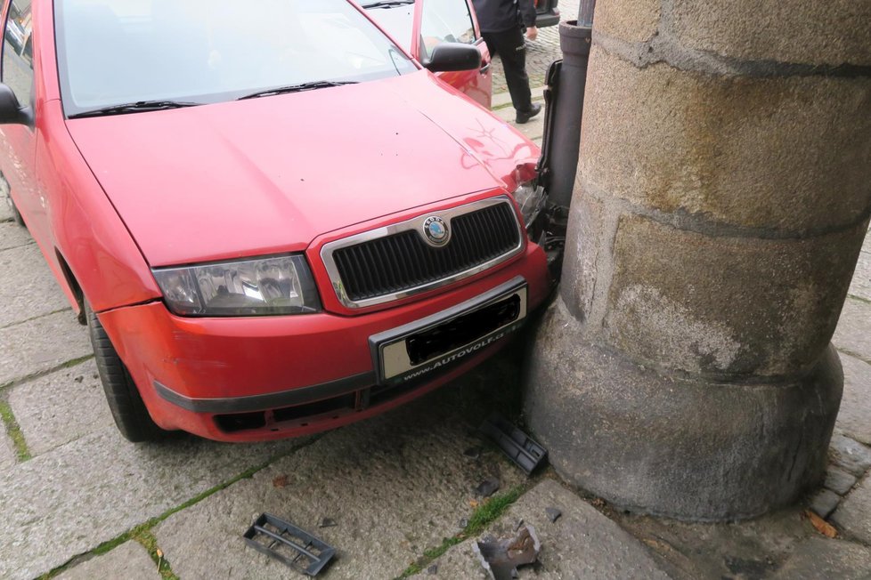 Seniorka (85) si při parkování v Domažlicích spletla brzdu s plynem.