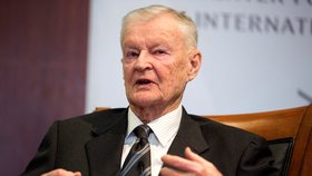 Zbigniew Brzezinski - bezpečnostní poradce amerického prezidenta Jamese Cartera zemřel. Bylo mu 89 let. Jeho manželkou byla neteř prezidenta Edvarda Beneše.
