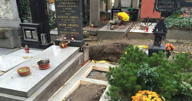 Základy hrobu se začaly stavět na konci října roku 2015.