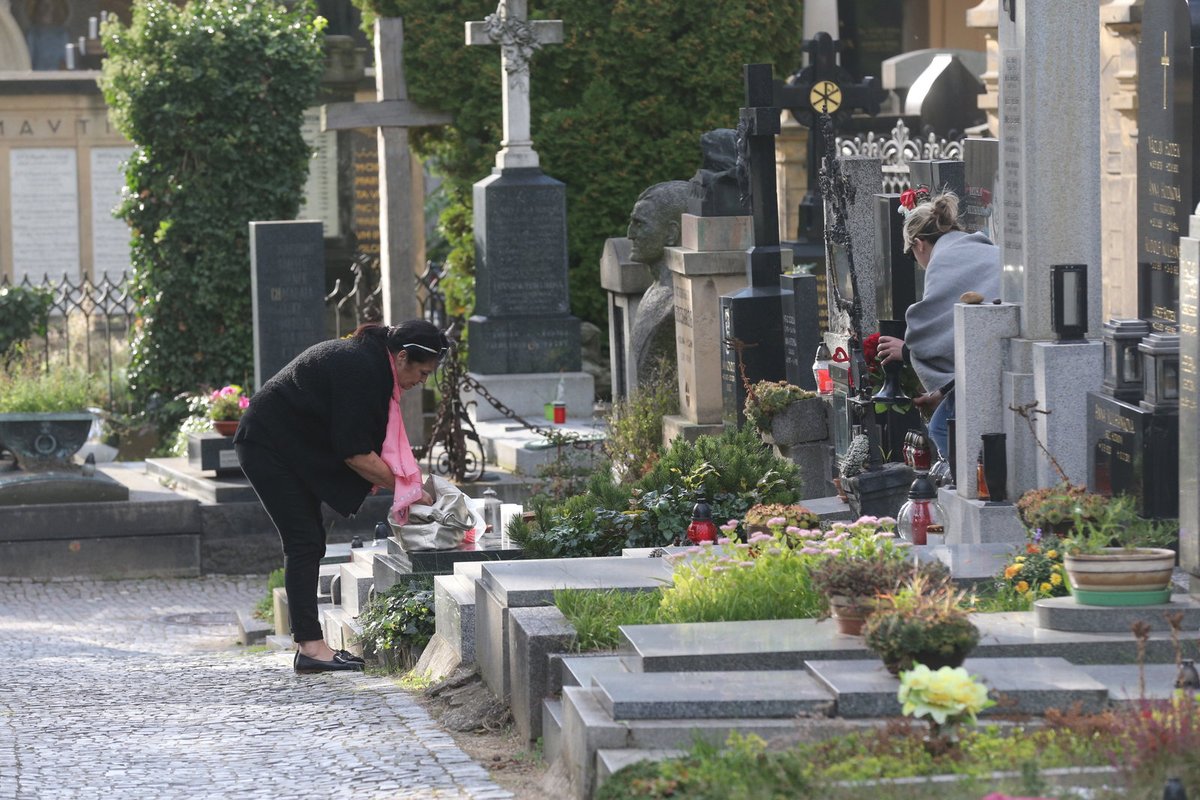 PRAHA–VYŠEHRAD, ÚTERÝ 17:34 Vdova Hana Gregorová položila na hrob pugét růží a zapálenou svíčku.