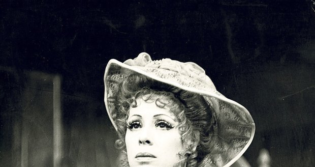 Na scéně příbramského divadla excelovala Jarmila Kolářová v roce 1980 v roli Raněvské ve Višňovém sadu