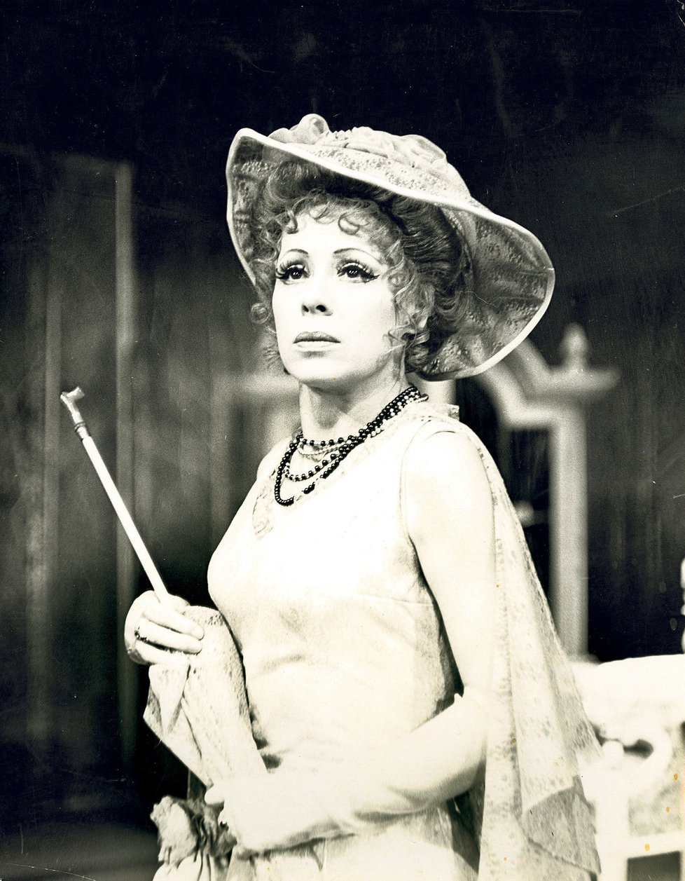 Na scéně příbramského divadla excelovala Jarmila Kolářová v roce 1980 v roli Raněvské ve Višňovém sadu.