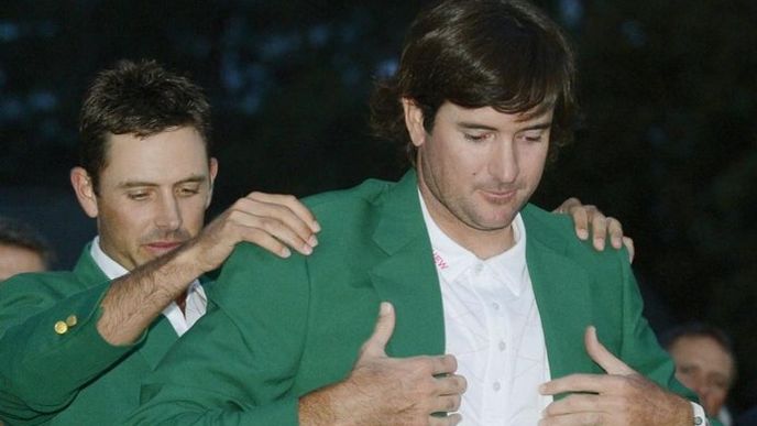 Bubba Watson si obléká zelené sako