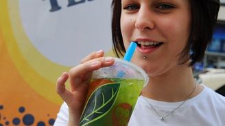 Chuť nápoje bubble tea začínají objevovat i mladí Češi