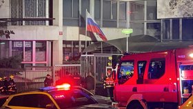 Muž se polil neznámou látkou a hrozil, že se před ruským velvyslanectvím zapálí. (3. leden 2024)