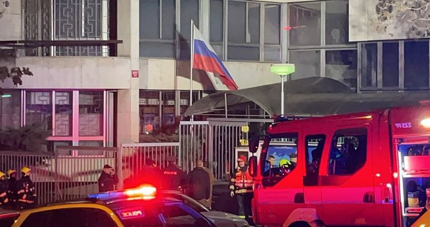 Nervydrásající drama u ruské ambasády! Muž se nejspíš polil hořlavinou, v ruce držel zapalovač