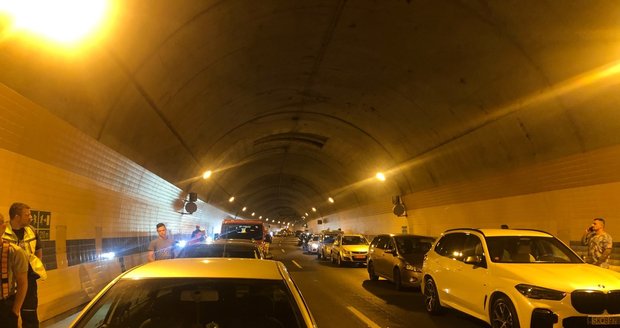 Požár v tunelu Blanka přerušil provoz mezi Letnou a Trojou