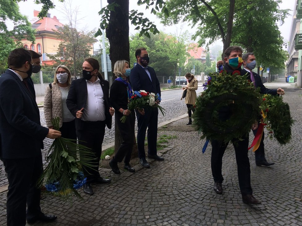 11. květen 2020: Před Profesorským domem v Praze Bubenči se uskutečnila pieta na uctění obětí, které nechali Rusové těsně po 2. světové válce buď zavraždit, nebo odvléci do pracovních táborů, tzv. gulagů, které byly často situovány do míst, která představovala nejhorší představitelné podmínky pro přežití.