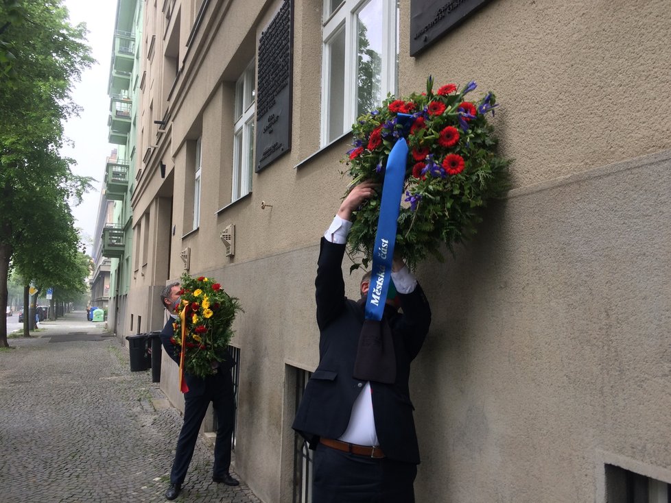 Za Prahu 6 vyvěsil památeční věnec za oběti stalinského teroru místostarosta Jan Lacina.