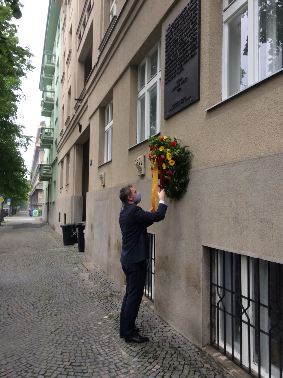 Primátor Zdeněk Hřib uctil památku obětí teroru, který po 2. světové válce rozpoutal Josif Vissarionovič Stalin.