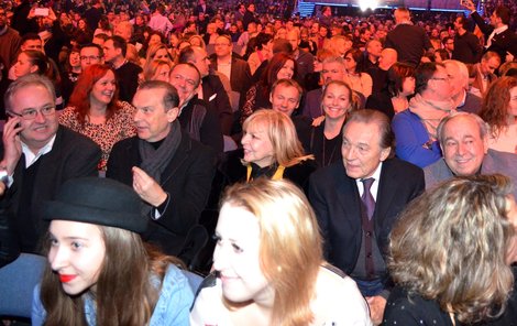 Karlova řada zleva: Jeho tajemník Jan Adam, Štefan Margita, Hana Zagorová, Karel Gott, řidič Olda Havránek, Jitka Zelenková