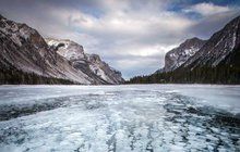 Bubliny v ledu kanadského jezera Monnewanka:  Krása, ale... Hrozí výbuch!