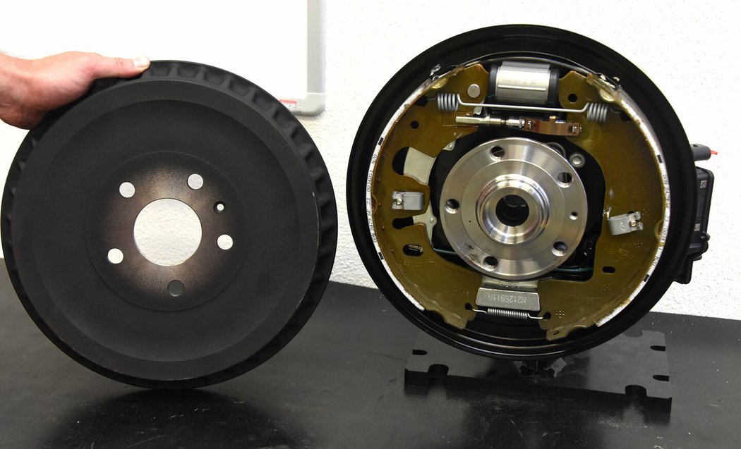 Varianta bubnu pro lehčí elektromobily (vlevo) má žebrování pro odvod tepla. U těžších musí nastoupit zesílený materiál.