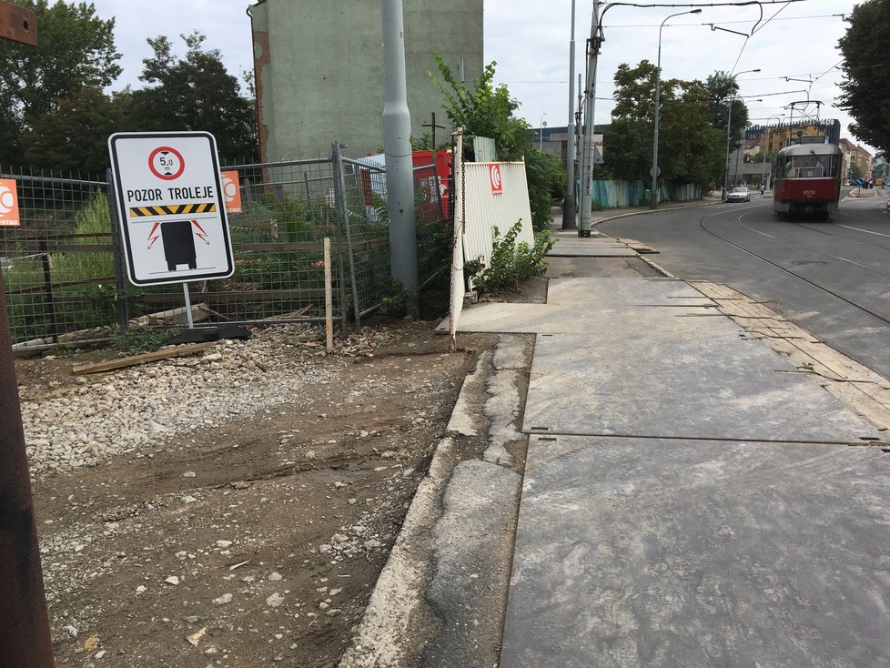 První střípky budoucích Bubnů-Zátor: V ulici Na Zátorách se rozšíří chodník, projít tudy bude mnohem příjemnější.