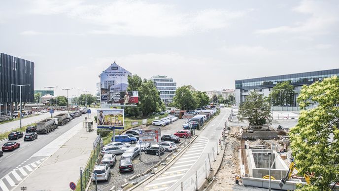 Územní studie mimo jiné řeší i dopravu. Se severojižní magistrálou, která je v těchto místech velmi vytížená a denně tu projedou desítky tisíc aut, se nadále počítá. V plánu je ji humanizovat – vysázet kolem ní tři řady stromů.