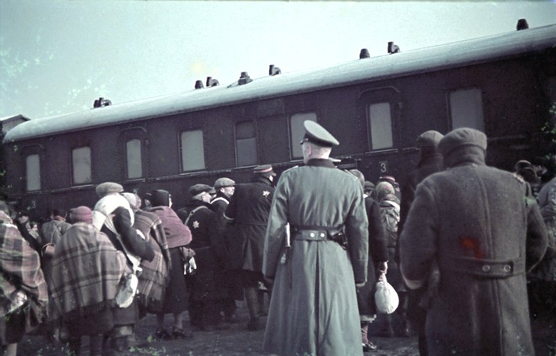 Židé u osobního vlaku, který do Lodži přivážel oběti z Československa.