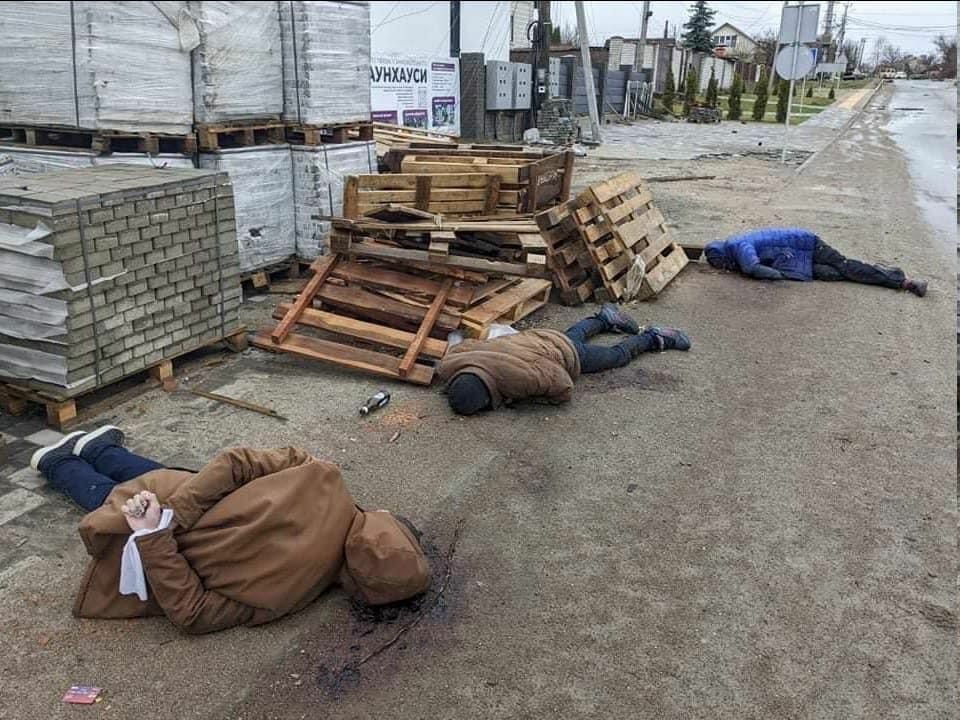 Šokující fotografii z osvobozené Buči, na níž jsou údajně zastřelení civilisté ležící na zemi se svázanýma rukama, zveřejnil na twitteru poradce šéfa ukrajinské prezidentské kanceláře Mychajlo Podoljak. Popravy má údajně na svědomí ruská armáda. (2. dubna 2022)