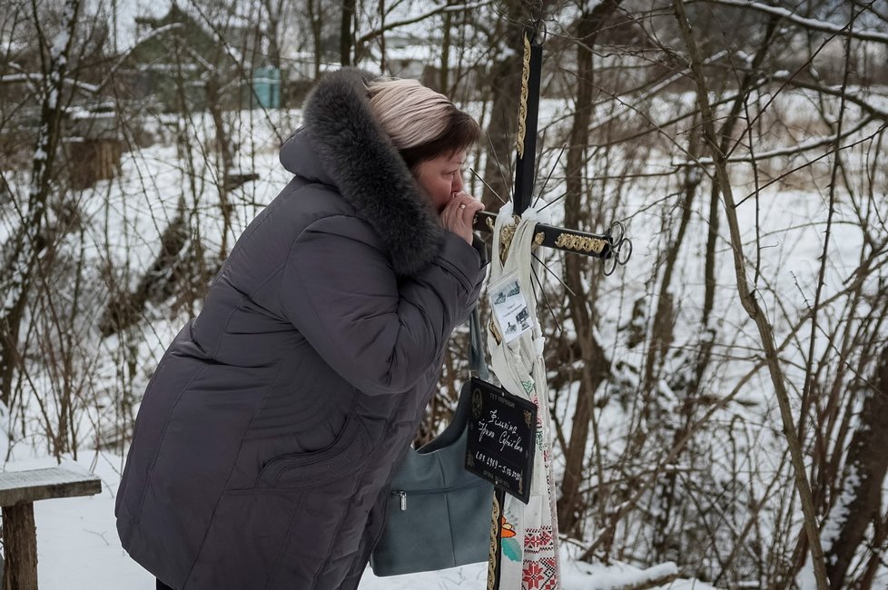 Svitlana Safonovová v Buči vzpomíná na sestru Irynu (7. 2. 2023).