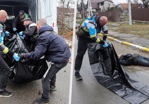 Život sběračů mrtvol: „Jsou to bastardi,“ říká Serhij. Denně pohřbí i desítky umučených obětí