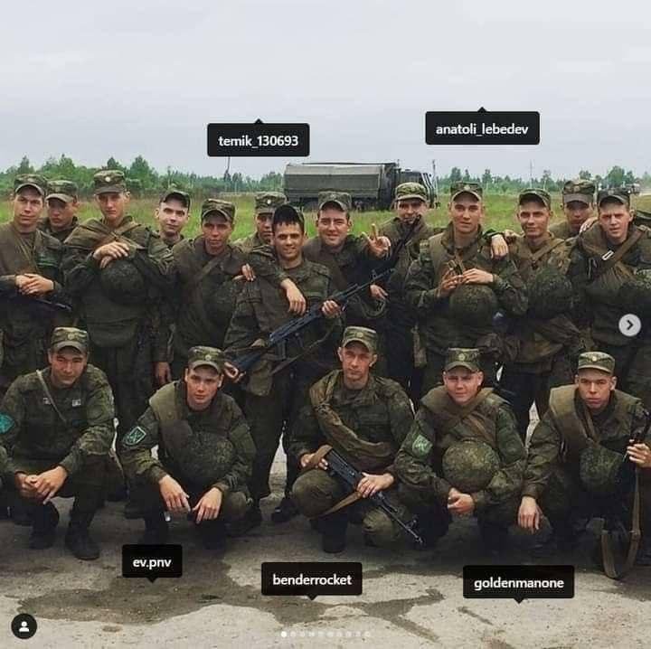 Ruští vojáci, kteří se zřejmě podíleli na masakru v Buči.