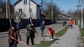 Obyvatelé ukrajinského města Buča se pustili po odchodu Rusů do jeho obnovy (30.3.2023)