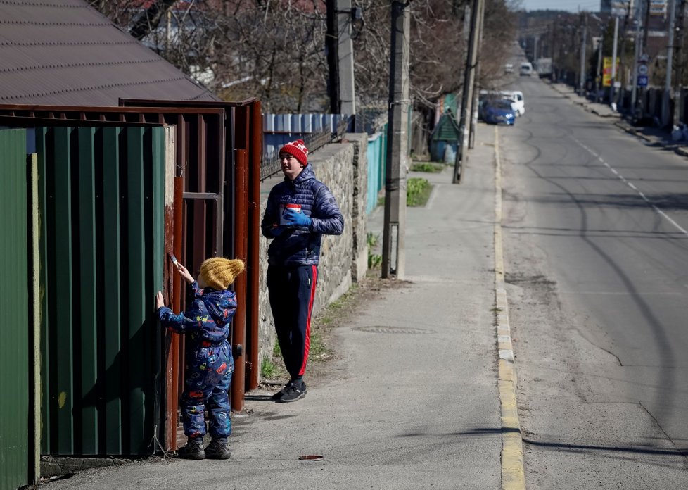Obyvatelé ukrajinského města Buča se pustili po odchodu Rusů do jeho obnovy (30.3.2023)