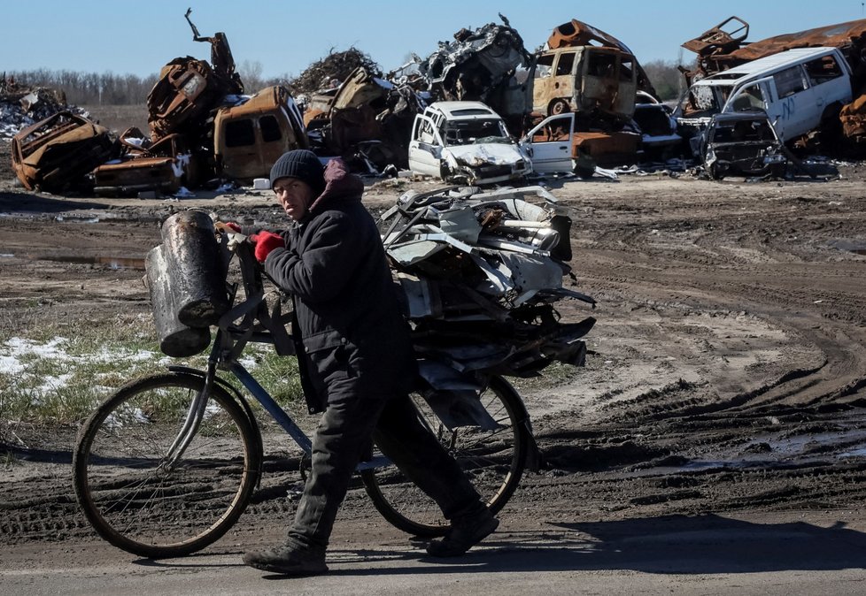 Obyvatelé ukrajinského města Buča se pustili po odchodu Rusů do jeho obnovy (30. 3. 2023)