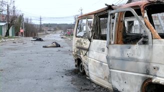 Po vraždách civilistů je město Buča pro Ukrajince nová Srebrenica. Západ masakr odsoudil 